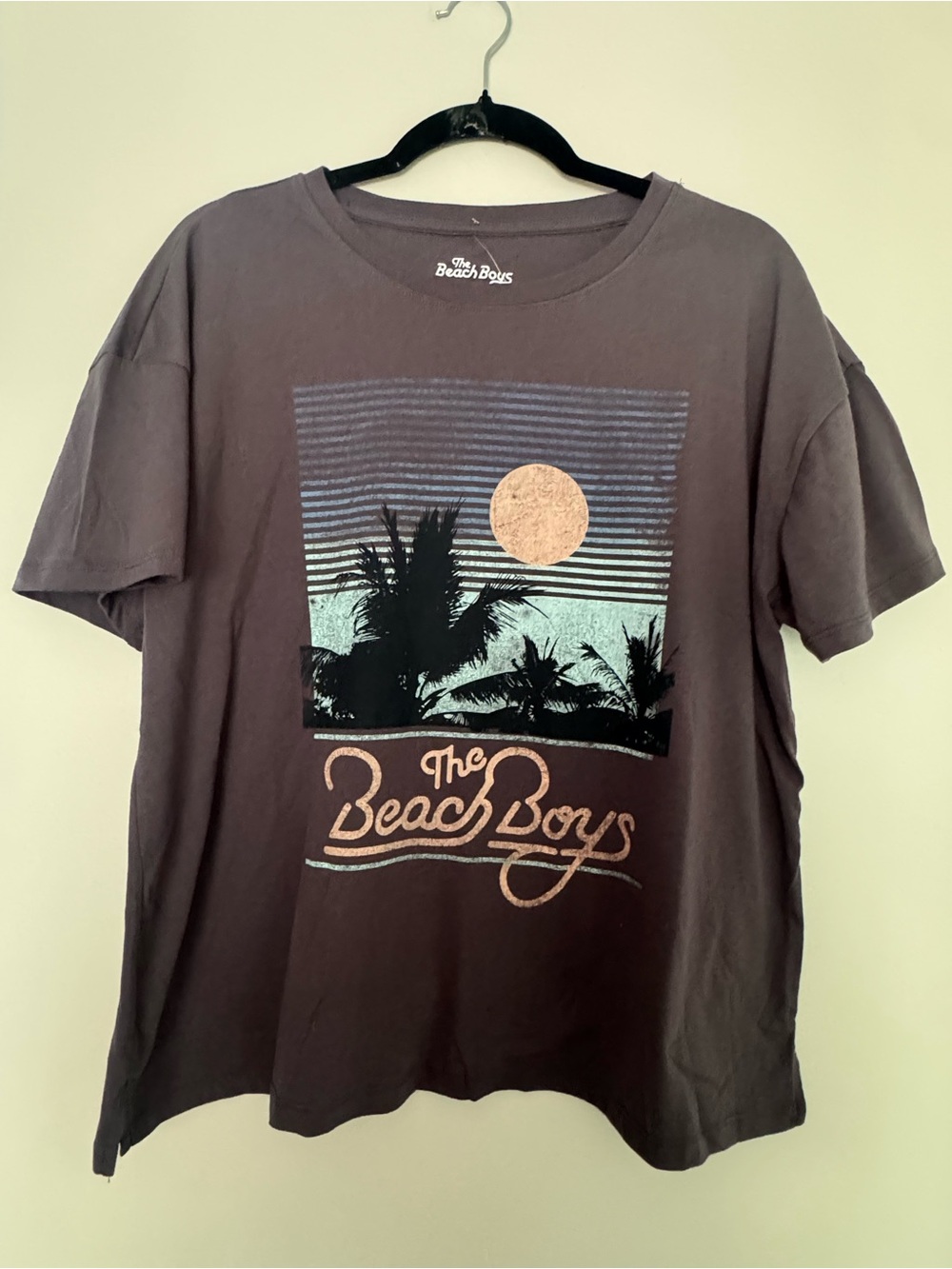 Maurices Ladies Short Sleeve Graphic Beach Boys Tee in Charcoal size large